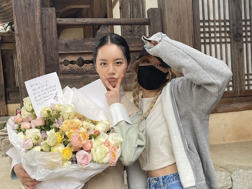 BLACKPINKロゼからの差し入れに大喜び。Girl’s Dayのヘリが「我が妹、愛してる」【PHOTO】