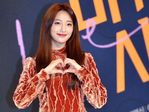 『キム秘書』に出演した元CA女優ピョ・イェジンの可愛すぎるWピース×ウインク姿「心臓痛い…」【PHOTO】