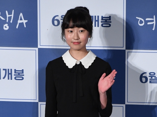 映画『哭声/コクソン』出演女優キム・ファンヒ、『GQ』で見せた個性的なモードスタイル【PHOTO】