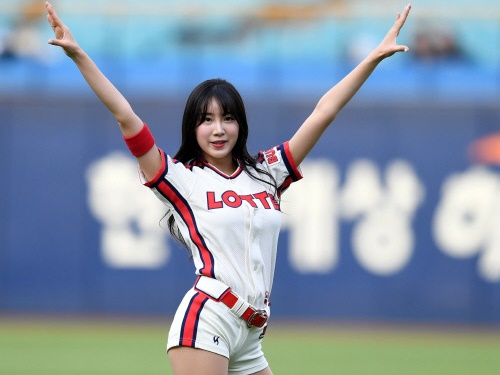 韓国美女チアリーダーのアン・ジヒョン、“素足ショット”に「魅力的すぎる」の声【PHOTO】