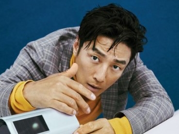 “まるで映画のワンシーン”『サバイバー』韓国版主演のチ・ジニ、最新グラビア公開