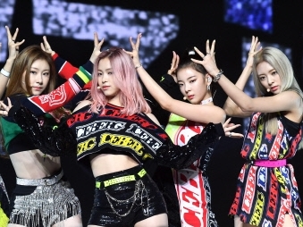 K-POP新人グループITZY、新曲『ICY』MVが10時間で再生回数500万突破。新たなサマークイーンなるか