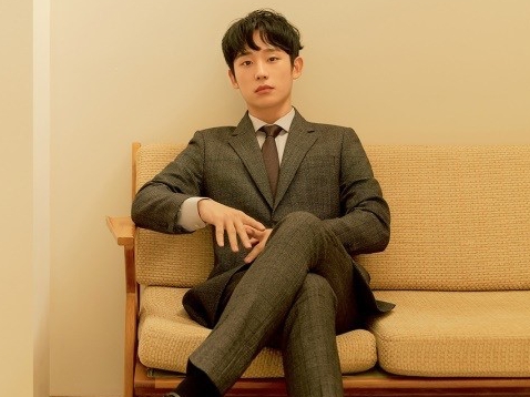 若手俳優チョン・ヘイン、“秋を呼ぶ”完璧なダンディールックを披露【PHOTO】