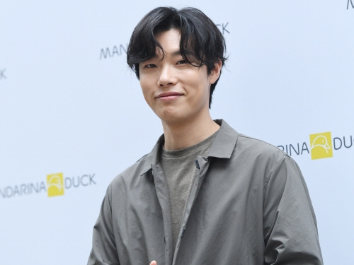 俳優リュ・ジュンヨル、食料品の過大包装を指摘「プラスチックはいらない」