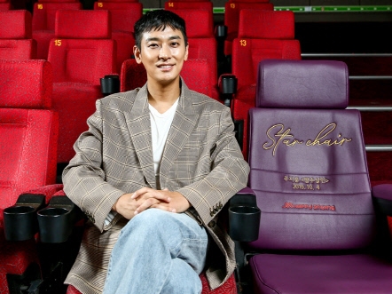 俳優チュ・ジフン、釜山で映画ファンと触れ合う。今後1年間「チュ・ジフン席」運営へ