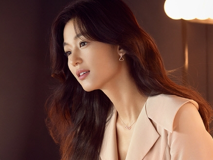 『星から来たあなた』主演女優チョン・ジヒョン、優雅な大人女性のスタイルを披露【PHOTO】