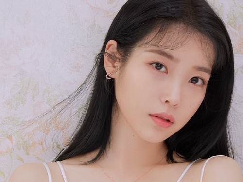 歌手IU、“ピンク色”で輝くビジュアルを披露「2019年は不思議な一年だった」【PHOTO】