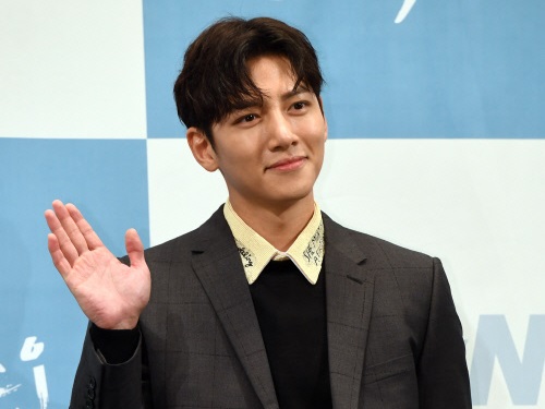 【画像】俳優チ・チャンウクに非難が集中…タバコを吸っただけなのに、なぜ？