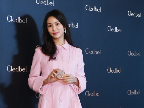 チャン・ドンゴンの奥様コ・ソヨン、短パンから伸びる美脚がアラフィフとは思えない！【PHOTO】