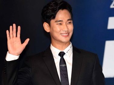 「おじいちゃんみたい」俳優キム・スヒョン、どこかぎこちない“自撮り姿”にファン爆笑【PHOTO】