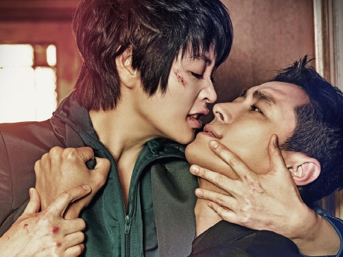 韓国新作ドラマ『ハイエナ』破格のキービジュアル解禁「密着具合にドキっ…」