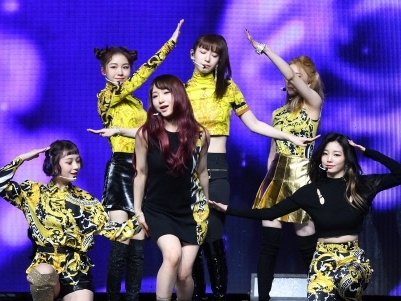 元AKB48高橋朱里、韓国のステージでパワーアップした魅力を見せた！ 【PHOTO】