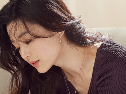 【写真】『星から来たあなた』主演女優、チョン・ジヒョンが見せた美しい首元＆デコルテ