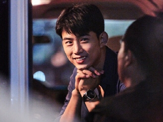 2PMテギョン、主演ドラマのオフショットから溢れる“好青年オーラ”【PHOTO】