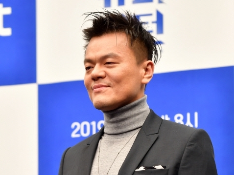 「彼氏風？」J.Y.Park、TWICEからの“いたずらショット”にたじたじ【PHOTO】