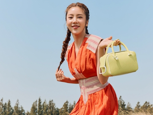 『椿の花咲く頃』“名脇役”ソン・ダムビ、春らしいカジュアルコーデ披露【PHOTO】