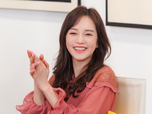 「美しき丸刈り」で話題だったICONIQ、韓国で“アユミ”として再出発していた!!