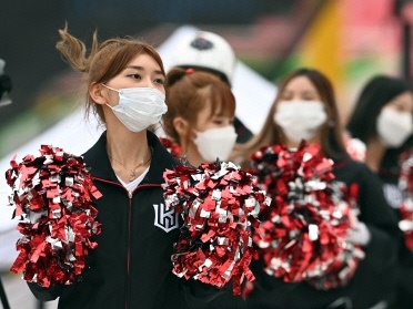 開幕した韓国プロ野球、美女チアリーダーたちの熱い応援を写真でプレイバック！【PHOTO】