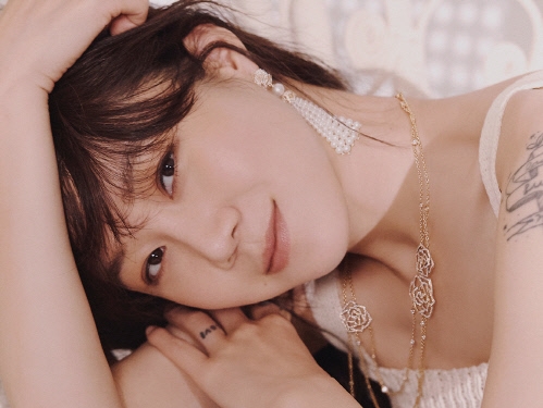 女優コン・ヒョジン、ファッション誌で魅せた“余裕のある眼差し”【PHOTO】