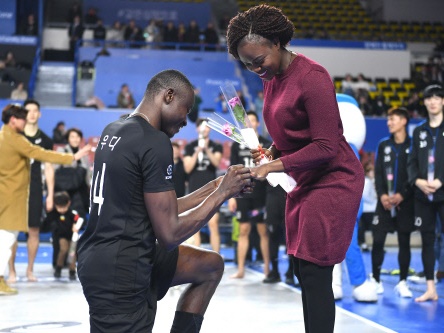 母国で待つ恋人のため…韓国Vリーグ男子ウガンダ人選手が“外出自粛”する悲痛な事情とは