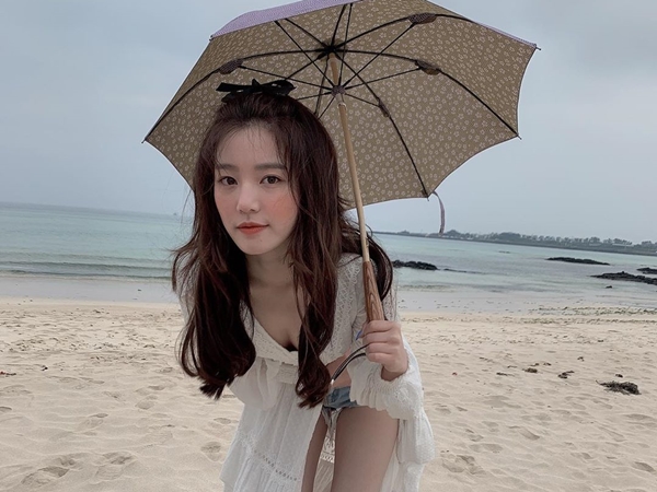 『チャングム』美人女優の娘イ・ユビ、海辺での姿にファン悶絶「海よりキレイ」【PHOTO】