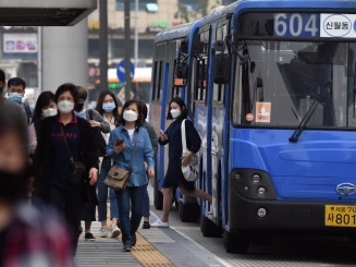 マスク着用を呼び掛けるバス運転手を乗客が殴る…韓国で同様の事件が相次いで発生中