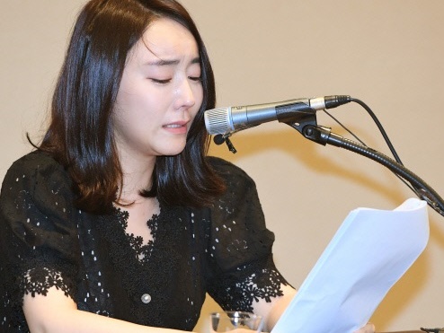 ゴルフ場でキャディーに“パワハラ疑惑”の韓国女優が涙の記者会見「レッテル悔しい」