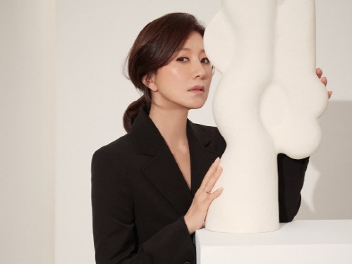 【写真】R-18韓ドラ『夫婦の世界』のキム・ヒエ、“憧れの存在”としての貫禄と艶っぽさ