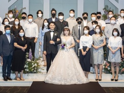これがコロナ禍の結婚式 韓国女芸人のウェディング写真が話題 集合写真は3回撮った スポーツソウル日本版