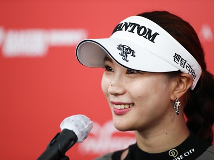 “圧巻スタイル”の美女ゴルファー、ユ・ヒョンジュが鮮やかターコイズニット姿で登場！【PHOTO】