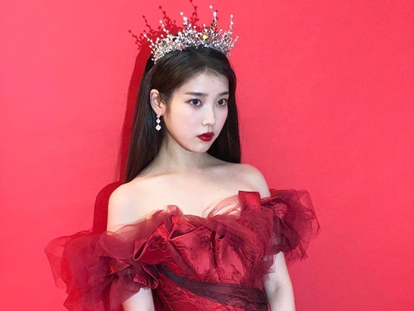 歌手IU、真っ赤なドレス姿で圧倒的な美しさ見せつける「綺麗すぎて困ります」【PHOTO】