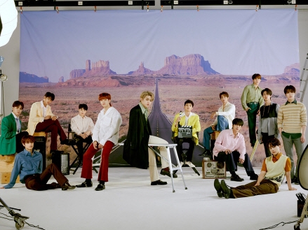 SEVENTEEN、アメリカの人気テレビ番組『The Kelly Clarkson Show』でステージ披露！【PHOTO】