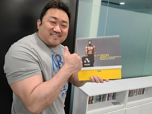 俳優マ・ドンソク、児童虐待被害者を支援する「警察カレンダー」宣伝。“さすがマブリー！”