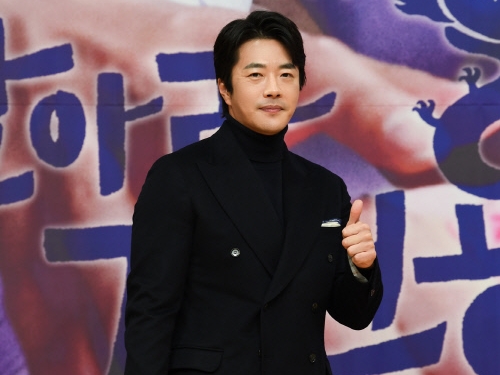 【独占】俳優クォン・サンウ、映画撮影中に大怪我…診断は「アキレス腱断裂」