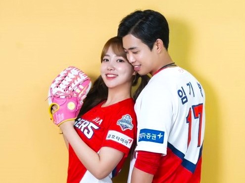 美女チアリーダーが韓国プロ野球選手と結婚！“白黒ウェディングフォト”が話題【PHOTO】