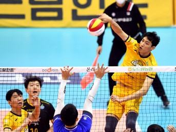 泣きっ面に蜂の韓国Vリーグ…今度は男子選手の新型コロナ感染でシーズンが2週間中断へ