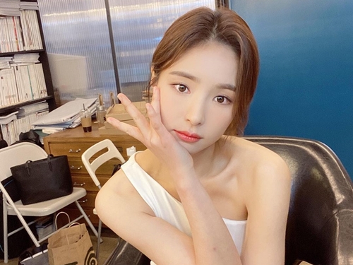 「天使ビジュアル」な女優シン・セギョン、清純な肩見せSHOTでファンを魅了【PHOTO】