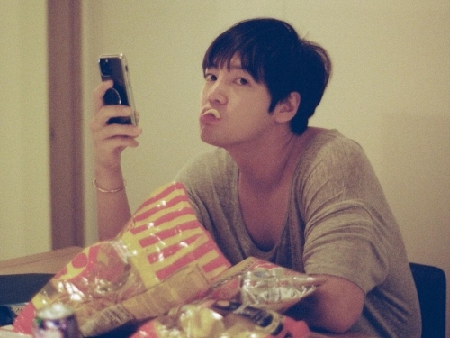 「安定のかわいさ」俳優チャン・グンソク、お菓子を頬張るおちゃめな姿を公開【PHOTO】