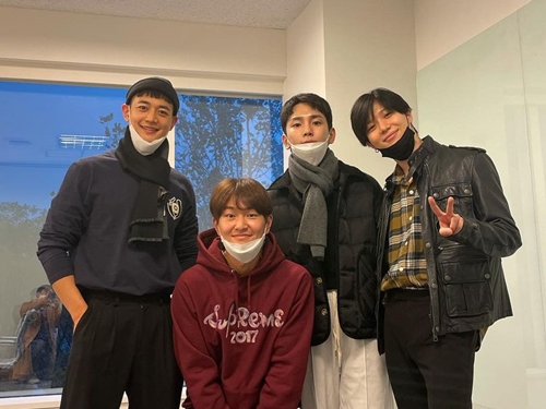 SHINeeメンバーがオンユのために集合！仲良しショットが話題に【PHOTO】