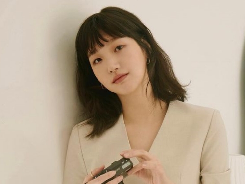 『ザ・キング』女優キム・ゴウンの見慣れないバングヘアが話題に「どんな髪型も似合ってる」【PHOTO】