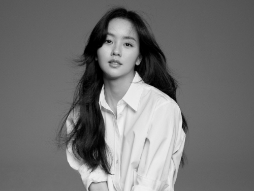 女優キム・ソヒョン、新しいプロフィール写真を公開。清楚な雰囲気からクールな姿まで 【PHOTO】