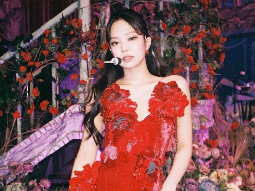 「超絶綺麗」BLACKPINKジェニー、真っ赤な超ミニドレスでファンを圧倒【PHOTO】