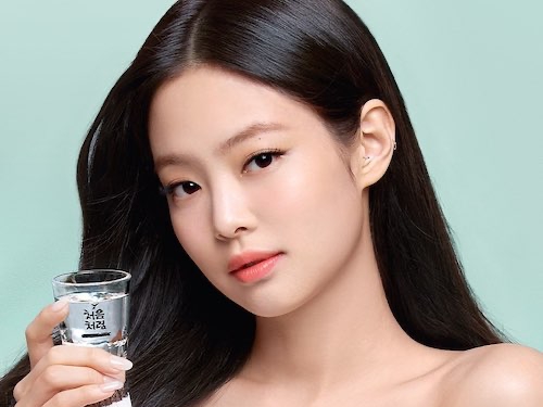 BLACKPINKのジェニー、人気焼酎の広告モデルに抜てき！新ポスター解禁【PHOTO】