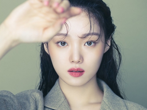 【写真】女優イ・ソンギョン、神々しい曲線美を披露！赤リップが目立つ魅惑的なメイクにも注目