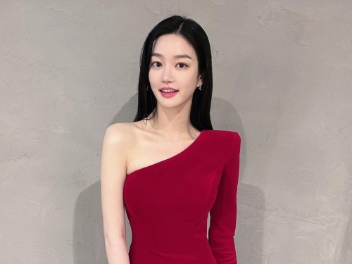 『チャングム』美人女優の娘イ・ユビ、真っ赤な大胆ドレスでファンを魅了「美しすぎて後光が見えます」【PHOTO】