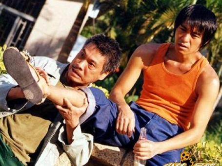 『少林サッカー』の監督役俳優の訃報に韓国のコメディアンも哀悼の意を表明「私の夢でした」