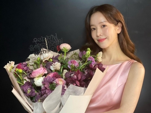 『イ・サン』女優ハン・ジミン、花すら引き立て役になる女神SHOTを公開【PHOTO】