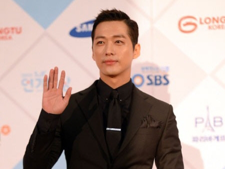 俳優ナムグン・ミンが学生時代の過去を“暴露”されるも、まさかのどんでん返し！