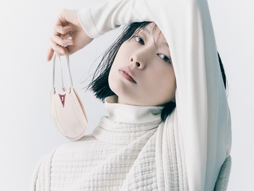 “ウォンビンの奥さま”イ・ナヨン、「マスクならでは」の美麗カットでファッション誌を掌握！【PHOTO】