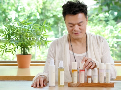 “あのJYP”がオーガニックブランドと結託！ J.Y.Park氏自らモデルを務めることも話題に